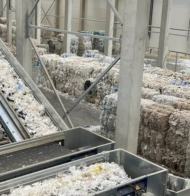 Gestapelte PET-Ballen als Output aus Sortier- und Aufbereitungsprozessen